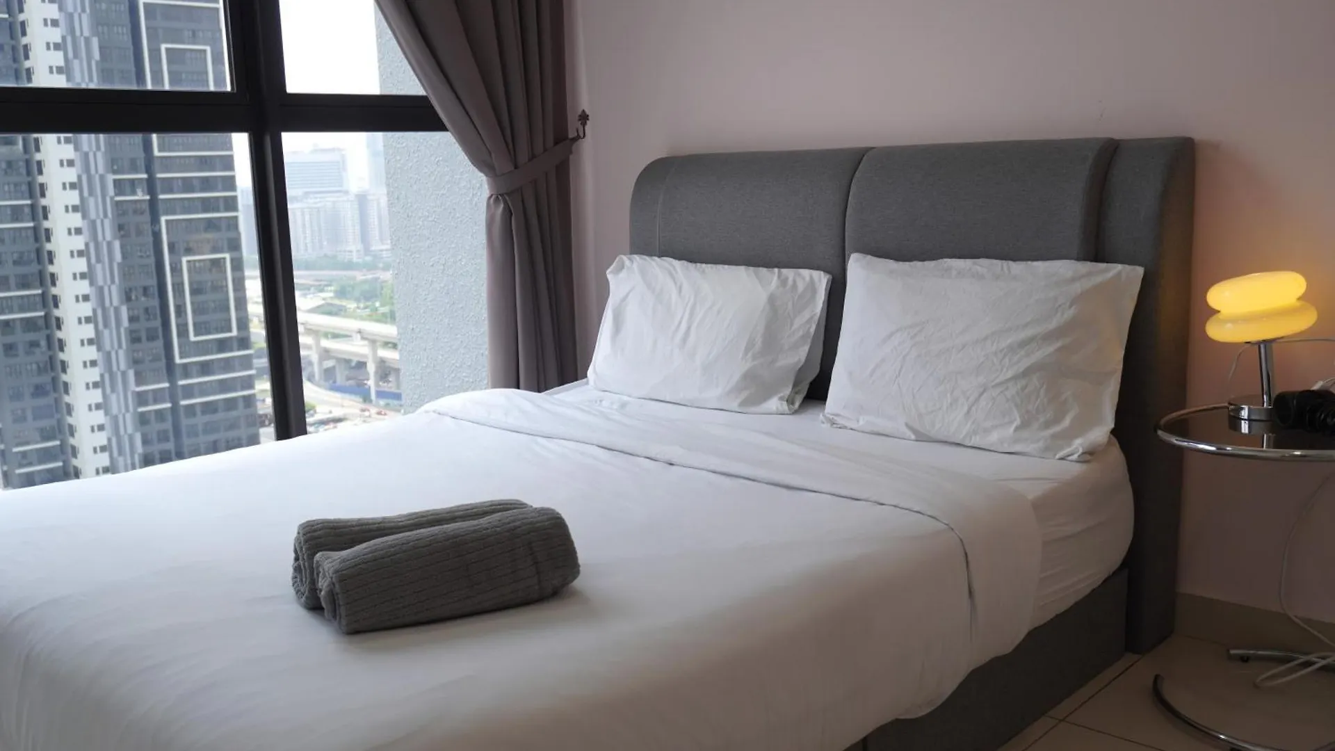 Daire Klcc & Trx Magnificent City View Stylish 2Br At Trion Kl & Free 2 Parking